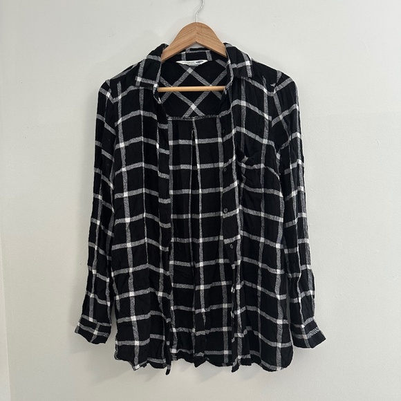 Old Navy Women’s Medium Long Sleeve Button Up Black Plaid Flannel - Picture 1 of 4